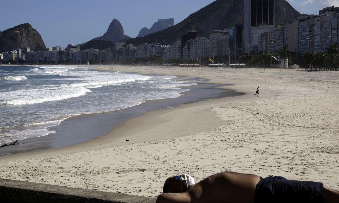 Mutirão retira mais de 100 quilos de lixo da orla do Rio de Janeiro