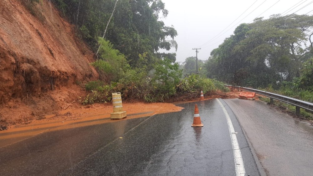 Trecho da Rio-Santos em Ubatuba permanece interditado sem previsão de liberação, segunda a Defesa Civil