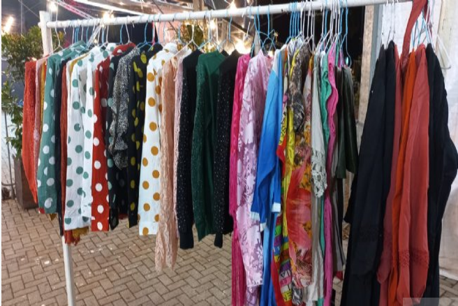 Fundo Social de São Sebastião está com estande de roupas à venda na Festa do Padroeiro