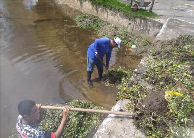 Prefeitura de São Sebastião intensifica serviços de limpeza no córrego do Outeiro nos bairros da Região Central