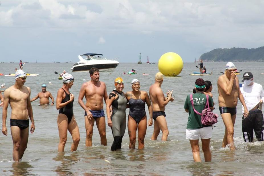 Festa e emoção marcam desafio no mar santista com campeã olímpica Ana Marcela