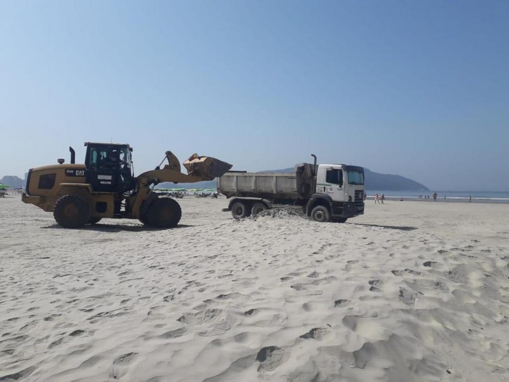Santos inicia remanejamento de 2 mil toneladas de areia da praia após fortes ressacas