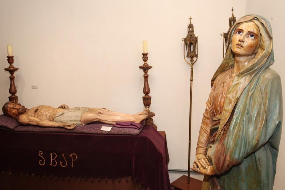 Arte sacra proporciona viagem no tempo a visitantes de museu de Santos