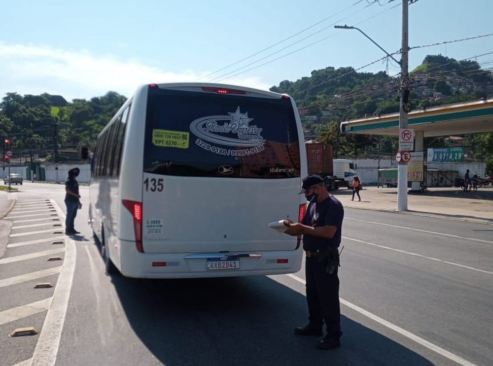 Barreira em Santos impede entrada de 12 ônibus de turismo sem autorização no final de semana
