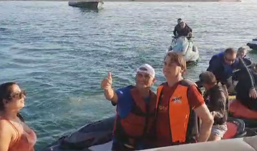 Bolsonaro passeia de moto aquática e encontra apoiadores em Praia Grande; vídeo