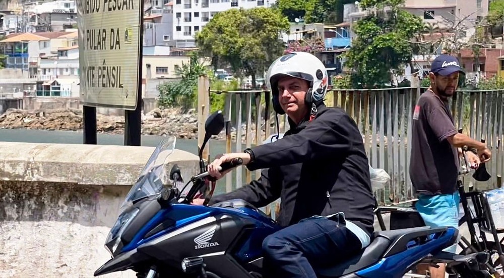 Presidente Bolsonaro passeia de moto no litoral de São Paulo