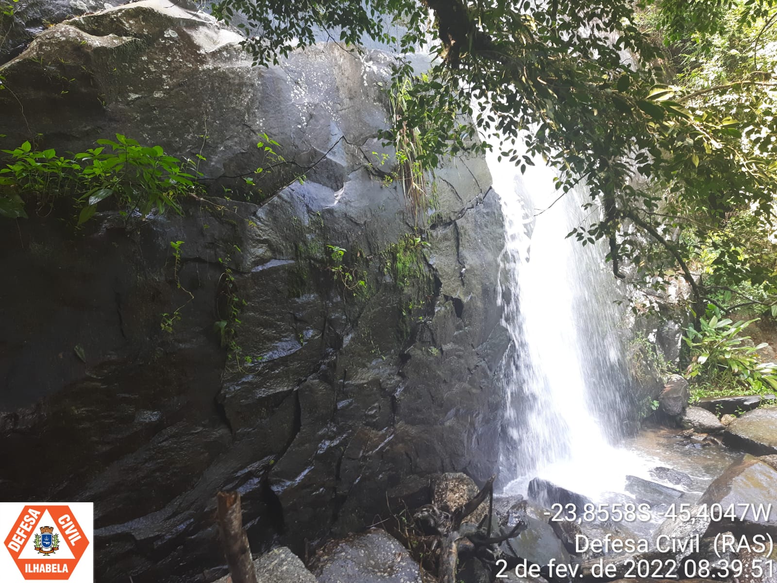 Defesa Civil interdita última queda da Cachoeira dos Três Tombos em Ilhabela