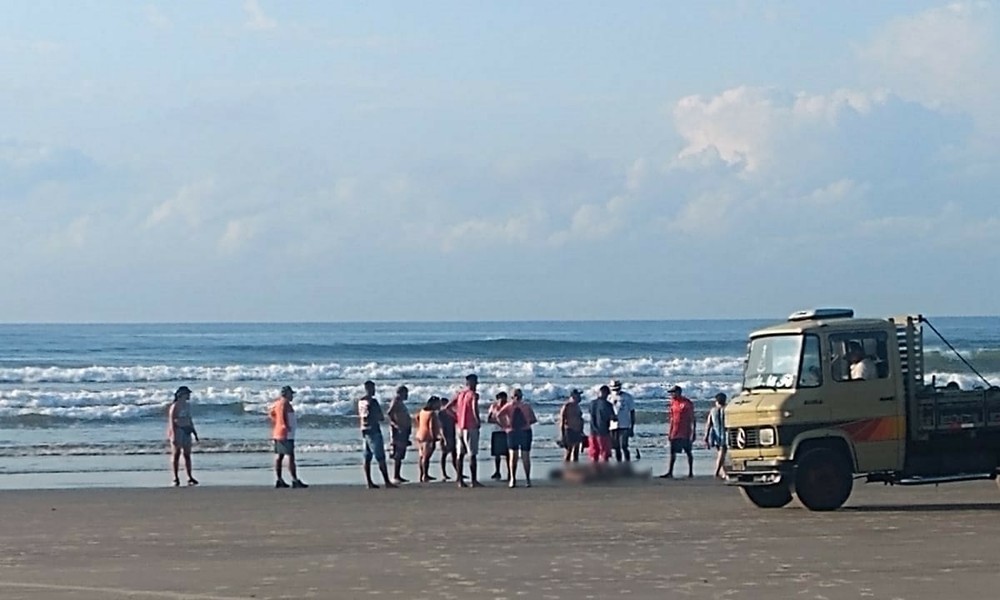 Corpo é encontrado por banhista sendo arrastado pelo mar para a faixa de areia de praia em SP