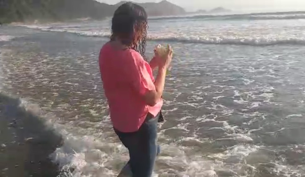 Mãe de adolescente que morreu afogada no litoral de SP joga flores no mar em homenagem à filha: ‘mamãe nunca vai esquecer’