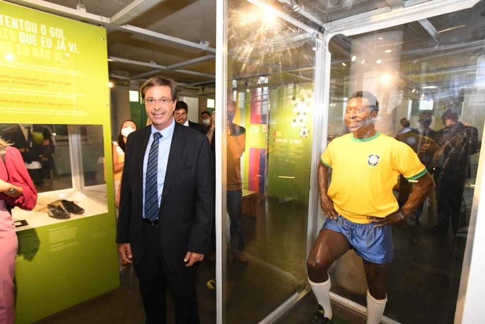 Ministro do Turismo defende retomada da temporada de cruzeiros em visita ao Museu Pelé, em Santos