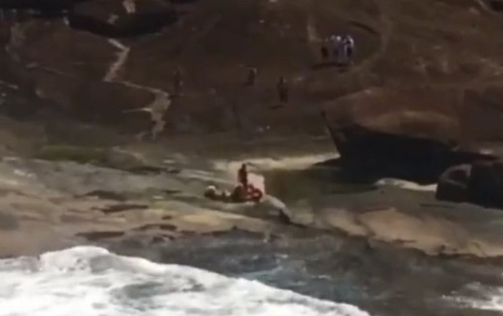 Mulher é socorrida por helicóptero após quebrar a perna em rochas em praia de Ubatuba