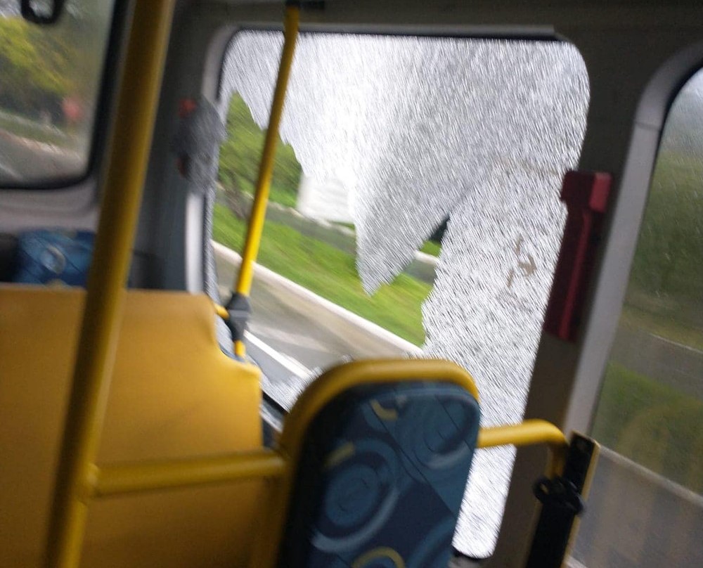 Dupla é presa por vandalismo a ônibus com estilingue e bolinhas de gude em São Sebastião