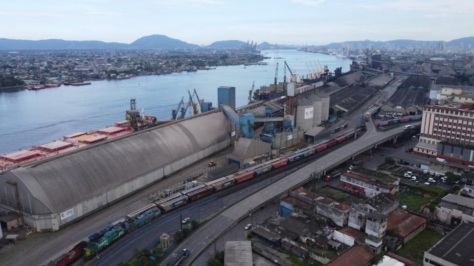 Intervenção artística e buzinaço de navios abrem as comemorações de 130 anos do Porto de Santos