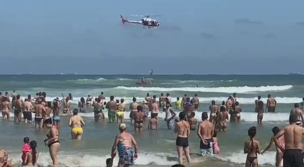 Banhista puxado por correnteza é resgatado do mar por helicóptero no litoral de SP
