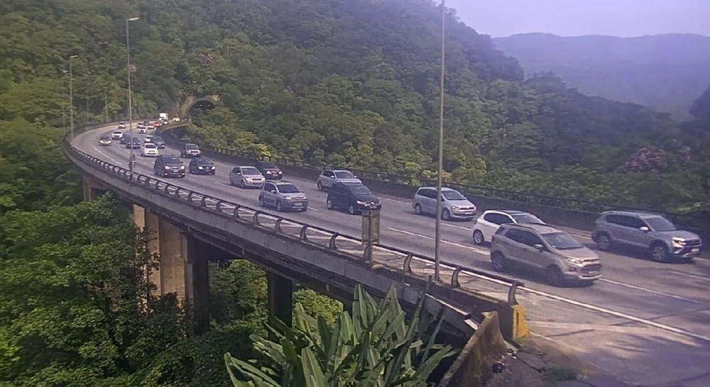 Motoristas enfrentam lentidão para deixar cidades do litoral de SP neste domingo