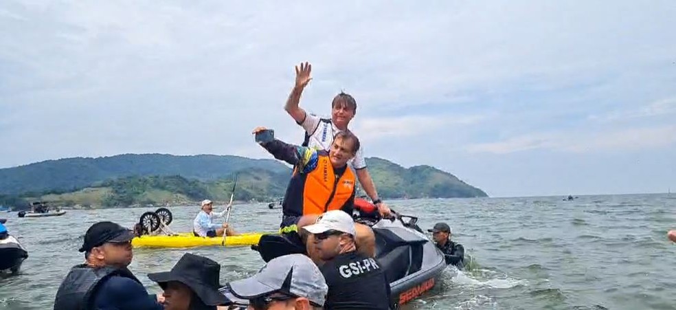Bolsonaro faz passeio de moto aquática nesta terça-feira no litoral de SP