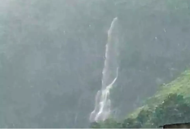 Cabeça d’água durante temporal cria cachoeira artificial em Guarujá e assusta moradores; Vídeo