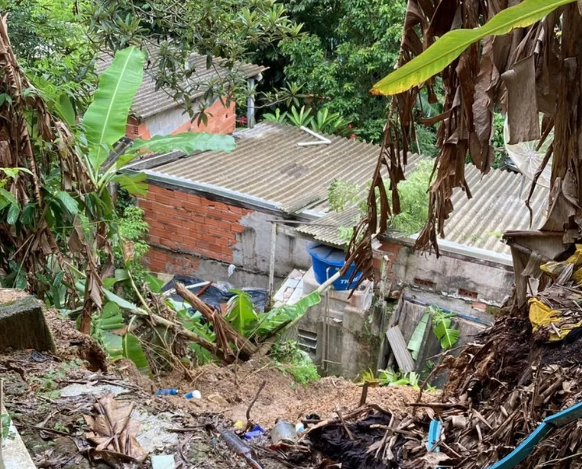 Três famílias são removidas de suas casas após deslizamentos de terra no bairro Itatinga em São Sebastião