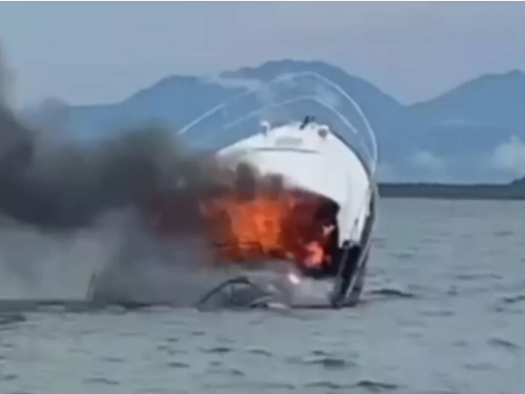 Embarcação de luxo pega fogo e fica parte submersa no litoral de SP; veja vídeo