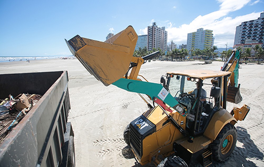 Mais de 700 toneladas de lixo são retiradas da orla de Praia Grande no carnaval