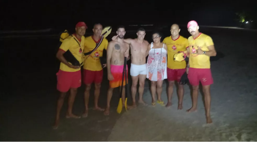 Bombeiros resgatam turistas após bote afundar e eles ficarem isolados em ilha do litoral de SP