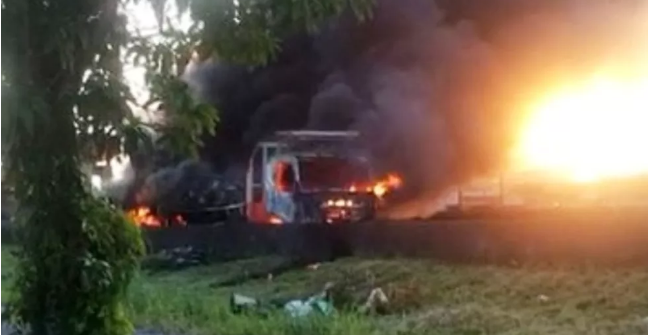 Caminhão com carga de blocos pega fogo em rodovia de Mongaguá