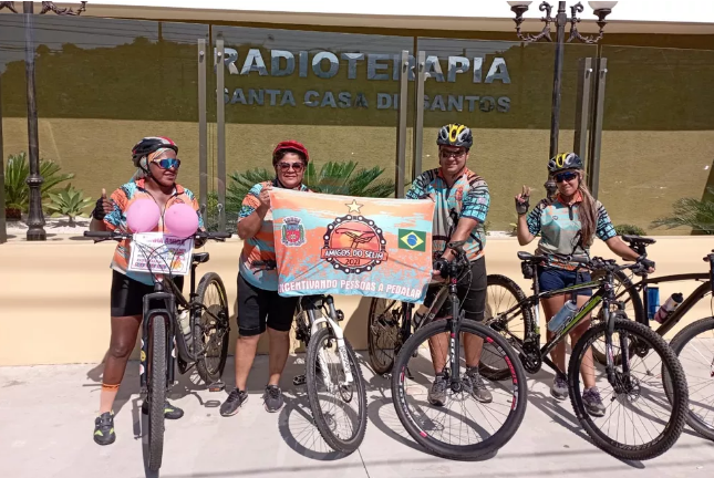 Grupo de ciclistas pedala 30 km por dia para acompanhar mulher com câncer até radioterapia no litoral de SP