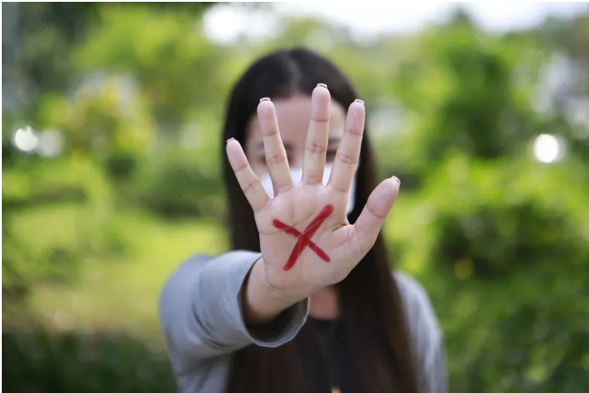 Guarujá adota programa ‘Código Sinal Vermelho’ contra a violência às mulheres