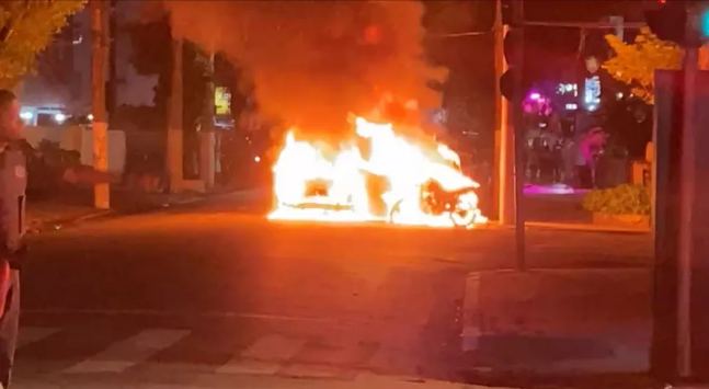 Incêndio atinge quatro veículos em rua de Santos; vídeo