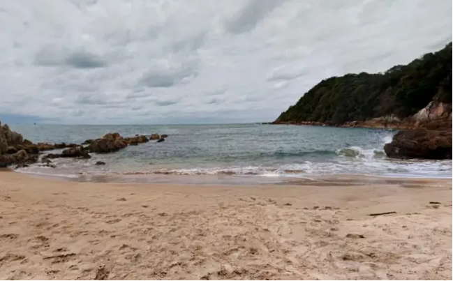 Homem cai de costão e fica ilhado em praia catarinense por mais de 12h