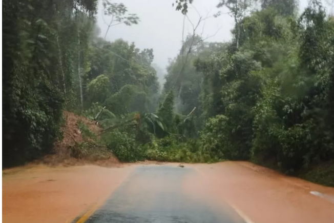 Nova queda de barreira interdita mais um ponto da Rio-Santos em Ubatuba
