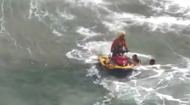 Surfista adolescente é resgatado na Praia Grande em Ubatuba