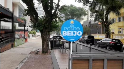 ‘Ponto do Beijo’ é instalado em rua gastronômica de Santos