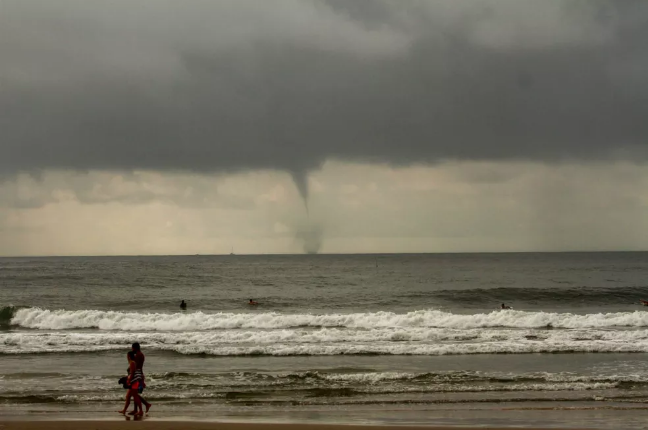 Surfistas se surpreendem com tromba d’água que surgiu ‘do nada’ em praia no litoral de SP