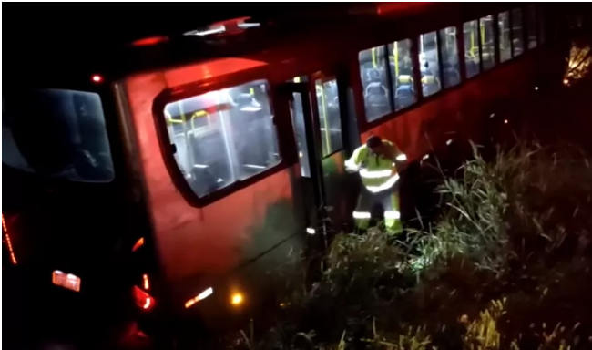 Ônibus mata dois motociclistas atropelados na Rodovia SP-055, em São Sebastião; motorista estava embriagado