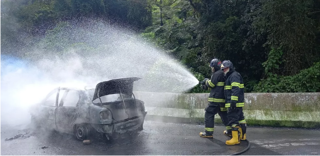 Carro pega fogo e mobiliza bombeiros na Oswaldo Cruz, em Ubatuba