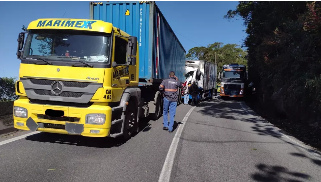 Colisão entre carreta e caminhão interdita faixa da Rodovia Anchieta em direção ao litoral de SP