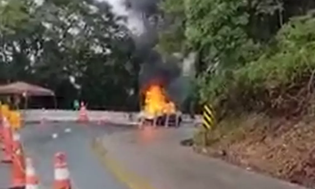 Incêndio em veículo interdita a Rodovia Oswaldo Cruz, em Ubatuba, por quase duas horas