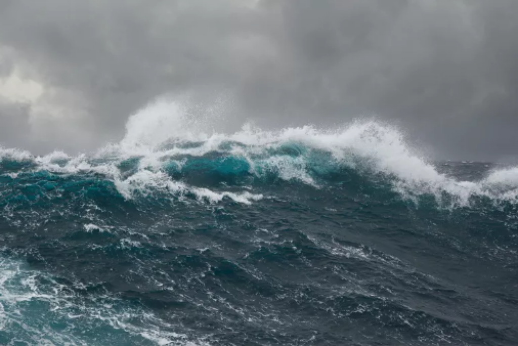 Marinha emite alerta de ressaca e ventos podem chegar a 75 km/h no litoral de SP