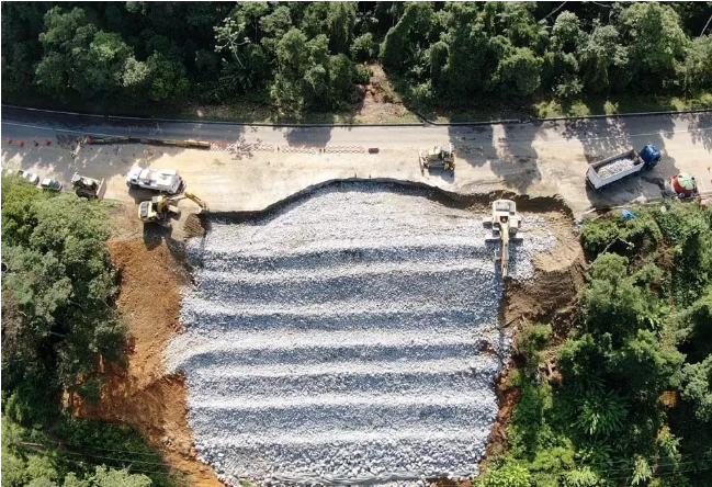 Concessionária prevê concluir nesta semana obra em cratera na Rio-Santos em Ubatuba