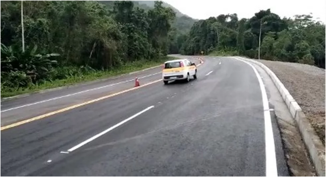 Trecho da Rodovia Rio-Santos é liberado após reparo em cratera em Ubatuba