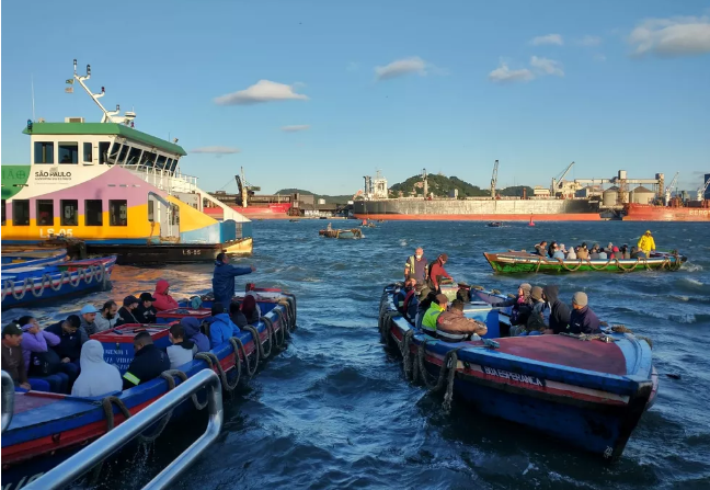 Rajadas de vento paralisam travessias de barca entre Guarujá e Santos