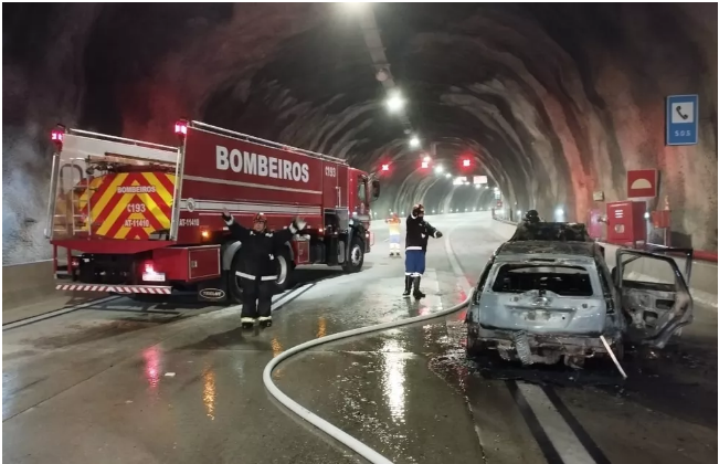Carro pega fogo em túnel na rodovia dos Tamoios