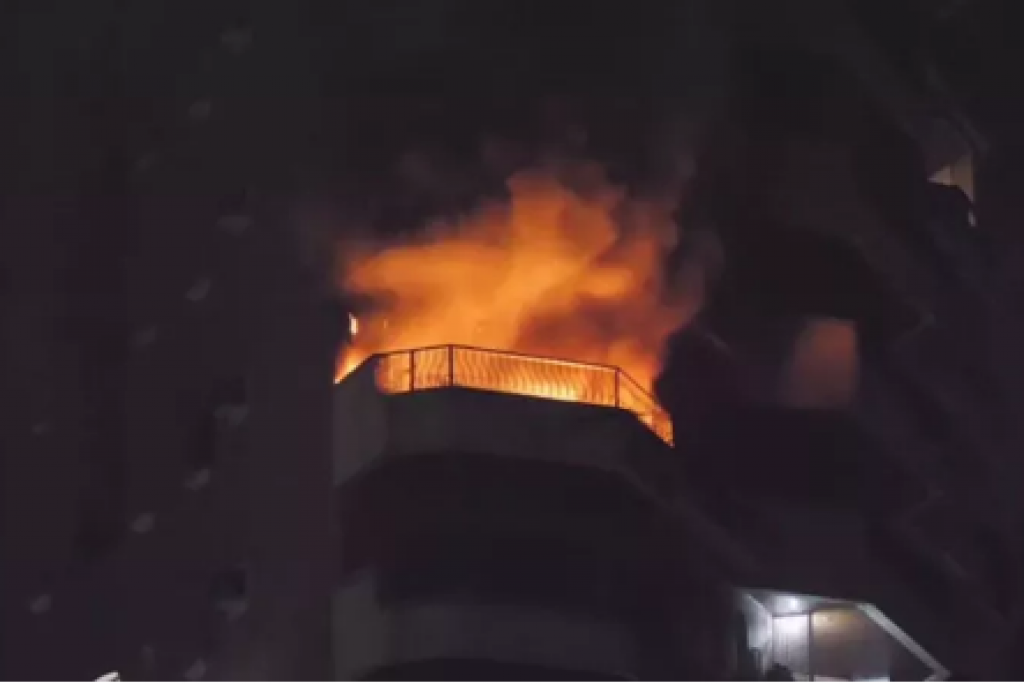 Incêndio atinge apartamento e deixa varanda em chamas em Guarujá; veja vídeo