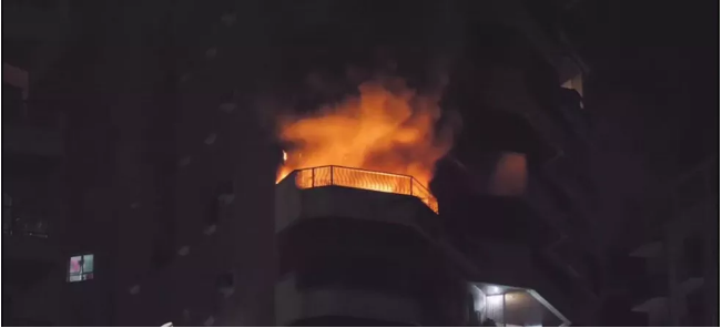 Incêndio atinge apartamento e deixa varanda em chamas em Guarujá; veja vídeo