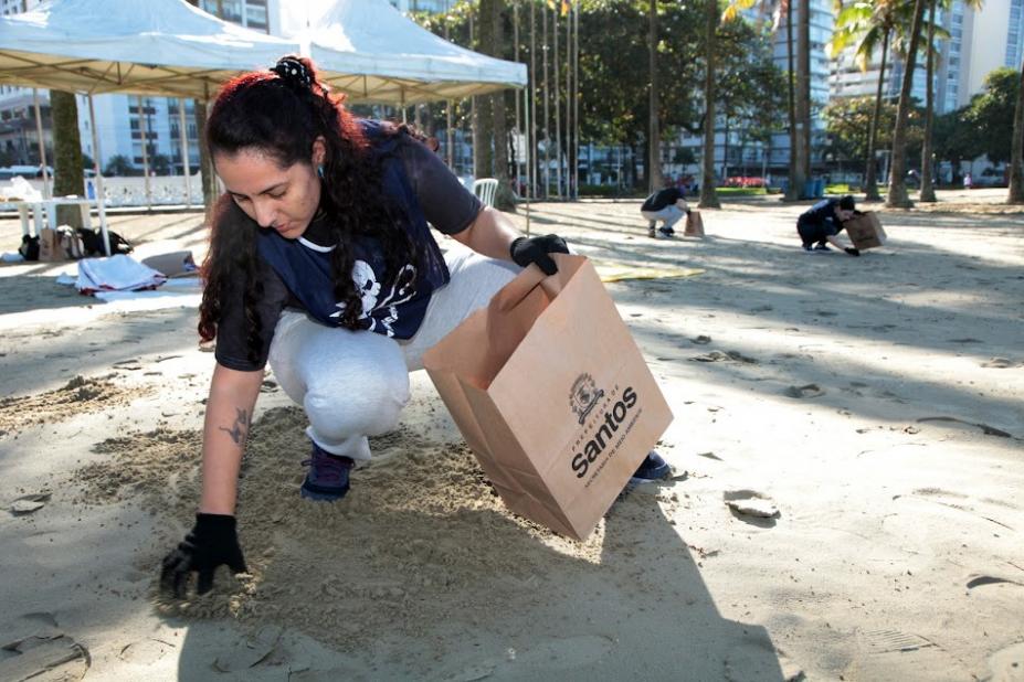 Voluntários recolhem mais de 15 quilos de sujeira em areia de praia de Santos