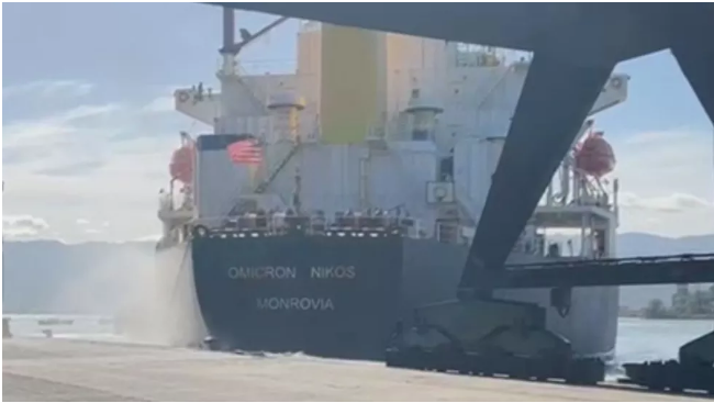 Navio colide em berço de atracação e assusta passageiros no Porto de Santos; vídeo