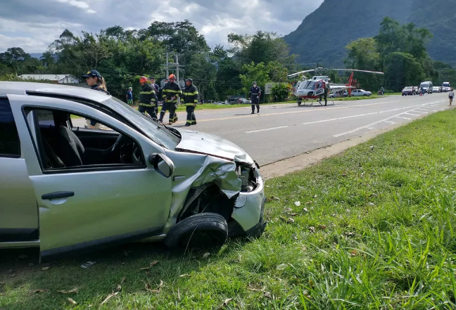 Uma pessoa morre e duas ficam feridas em acidente na Rio-Santos, em Ubatuba