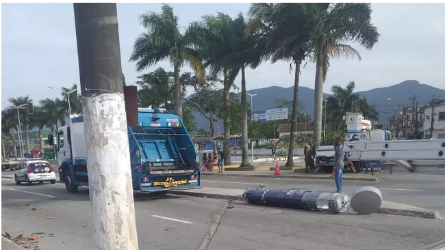 Criminosos roubam caminhões de lixo e derrubam totens de segurança em São Vicente