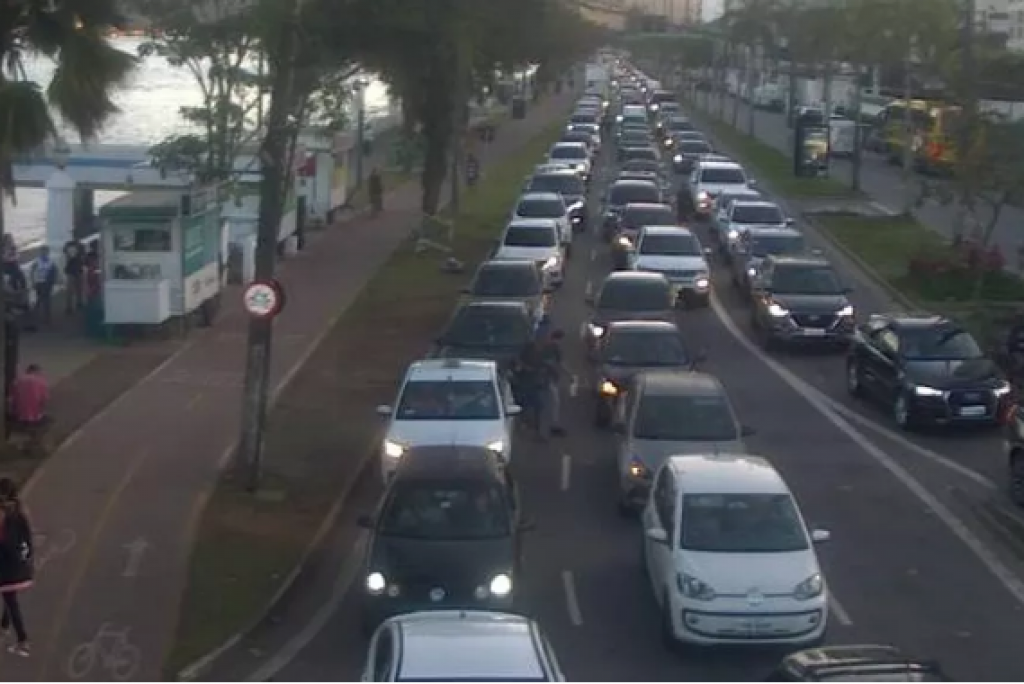 Motoristas esperam mais de 1h na travessia de balsa entre Santos a Guarujá